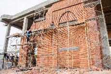 أعمال بناء جدران الحرم الشريف.